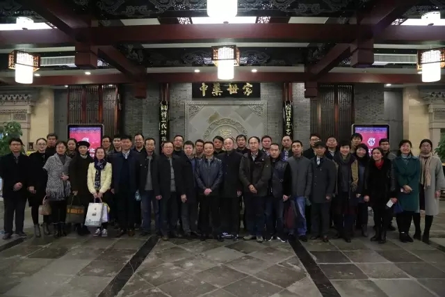 江蘇省中醫(yī)藥學(xué)會(huì)百余位專家老師參觀訪問(wèn)李良濟(jì)(圖7) 江蘇省中醫(yī)藥學(xué)會(huì)百余位專家老師參觀訪問(wèn)李良濟(jì)(圖7)